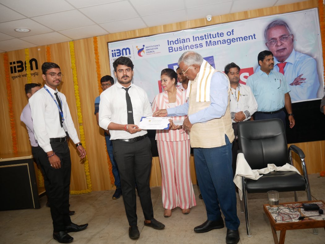 Padma Shri Dr. R.N. Singh Inspires Students at IIBM's “Meet the Leader” Session